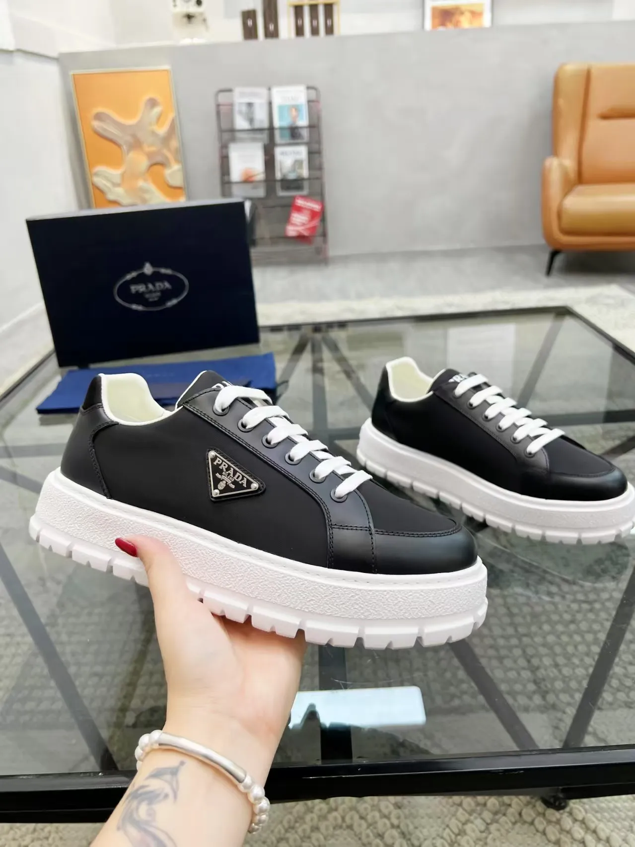 Men's Men's Shoes 💰440 [New Style] 🎍🎍Prada Prada's new men's leather sneakers, the highest version on the market, any comparison is welcome🆚! The original leather has excellent texture and is super high-end! Fetal sheep net lining imported from Italy, removable pad! Luxurious materials and fine workmanship, highly recommended! Code: 38-44 (45 can be customized